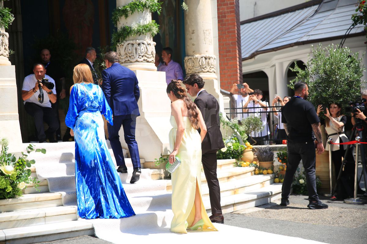 Kira Hagi și Thomas Ferfelis s-au căsătorit religios » În ce mașină au venit la eveniment: imagini tari cu Ianis și verișoara Maria