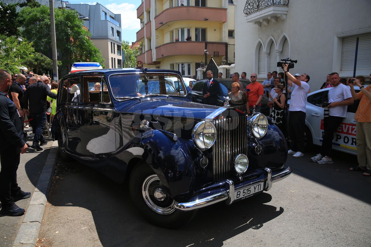 Kira Hagi și Thomas Ferfelis s-au căsătorit religios » În ce mașină au venit la eveniment: imagini tari cu Ianis și verișoara Maria