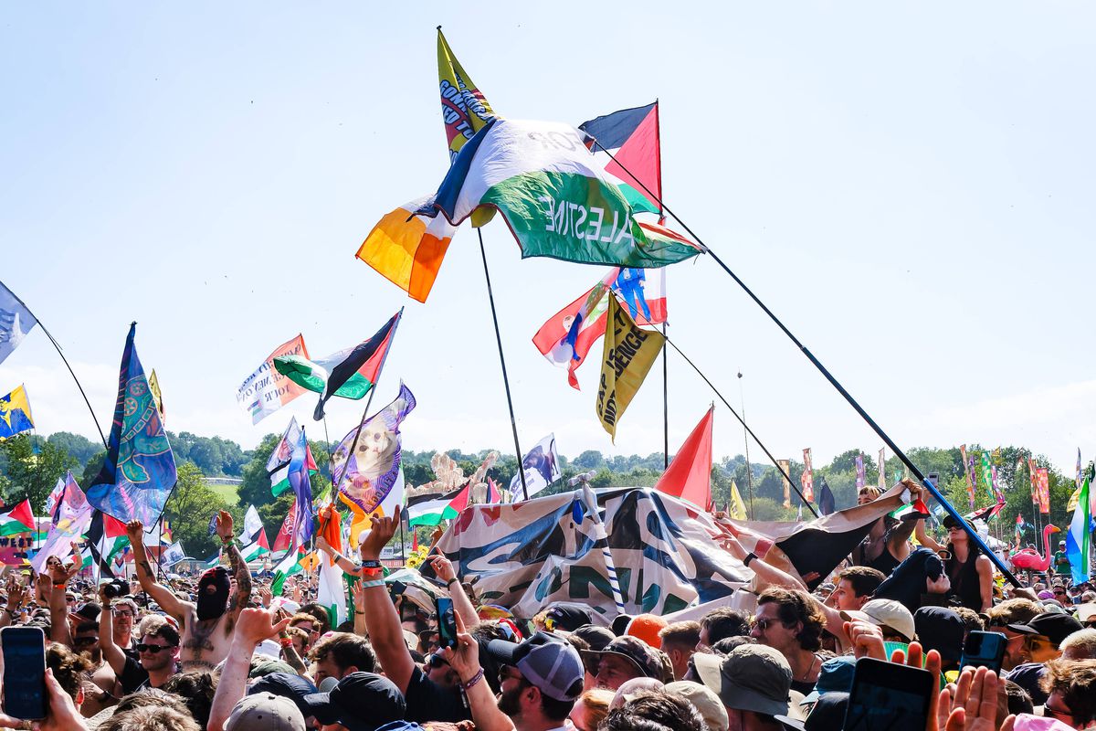 Glastonbury, festivalul favorit al lui Jamie Carragher, plin de controverse în 2025 » Peste 200.000 de participanți: sute de steaguri ale Palestinei, femei în costume provocatoare și un mesaj scandalos
