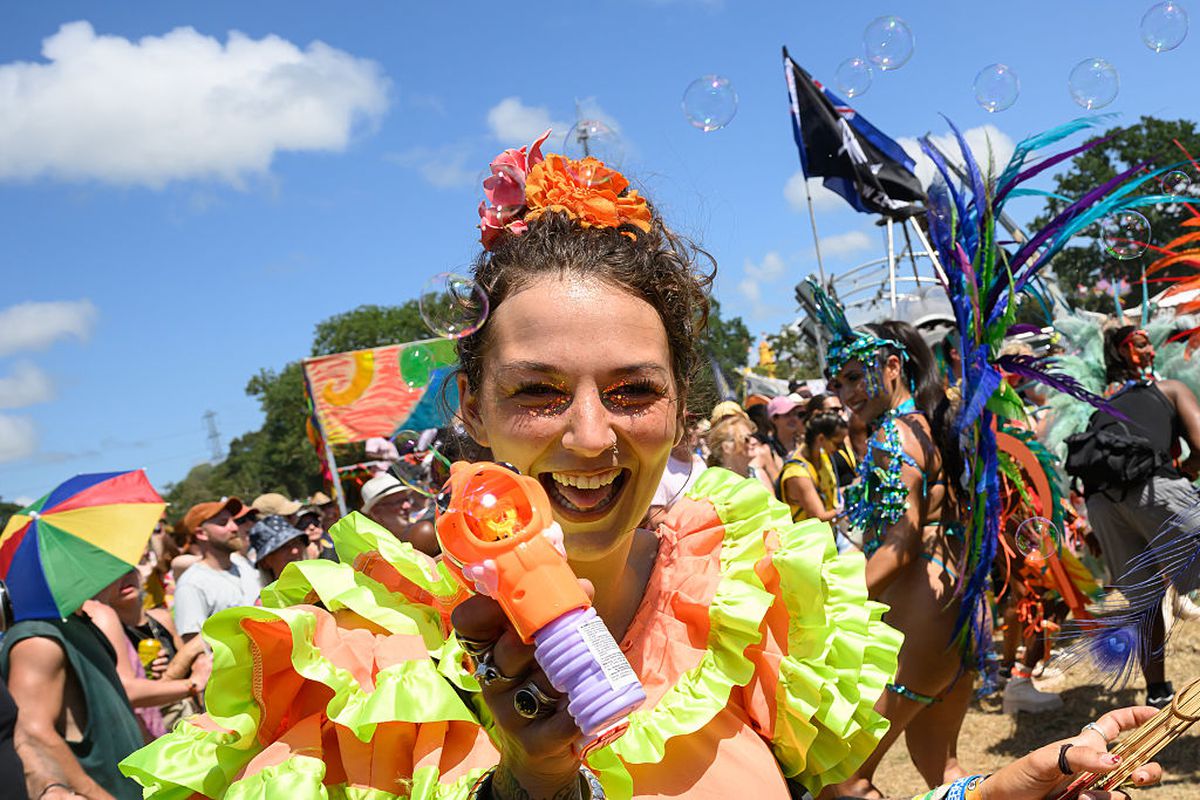 Glastonbury, festivalul favorit al lui Jamie Carragher, plin de controverse în 2025 » Peste 200.000 de participanți: sute de steaguri ale Palestinei, femei în costume provocatoare și un mesaj scandalos