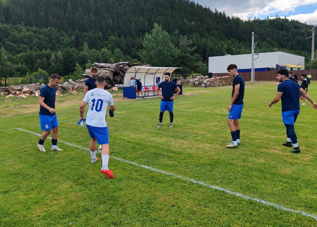 Trei jucători cu peste 150 de meciuri în „A” au pus umărul la o promovare istorică în Liga 3! + Fostul vârf al lui Rotaru s-a retras după meci și își începe misiunea penticostală: „Un drum în care cred cu tărie”