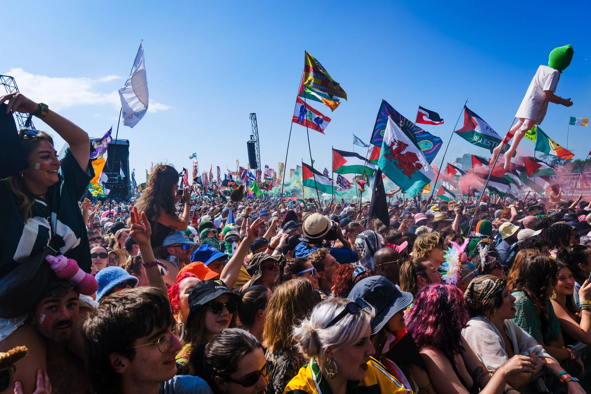 Glastonbury, festivalul favorit al lui Jamie Carragher, plin de controverse în 2025 » Peste 200.000 de participanți: sute de steaguri ale Palestinei, femei în costume provocatoare și un mesaj scandalos