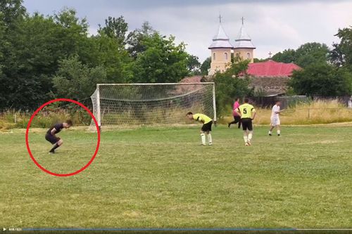 A ratat din penalty și a trimis mingea în curtea bisericii. Până și arbitrul s-a prăpădit de râs. Foto: Facebook Religia Sportului