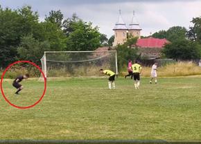 Între timp, în România » Până și arbitrul s-a prăpădit de râs când l-a văzut cum a executat penalty-ul!