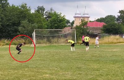 Între timp, în România » Până și arbitrul s-a prăpădit de râs când l-a văzut cum a executat penalty-ul!
