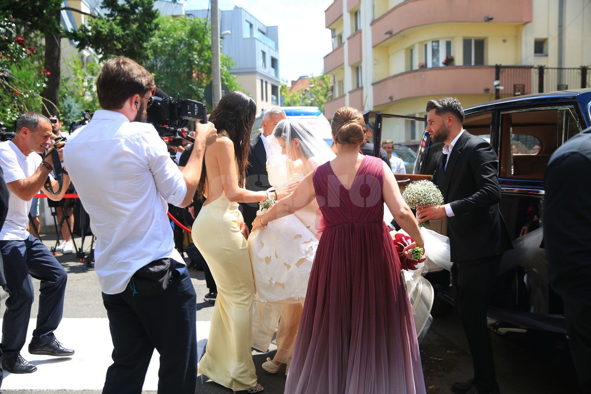 Kira Hagi și Thomas Ferfelis s-au căsătorit religios » În ce mașină au venit la eveniment: imagini tari cu Ianis și verișoara Maria