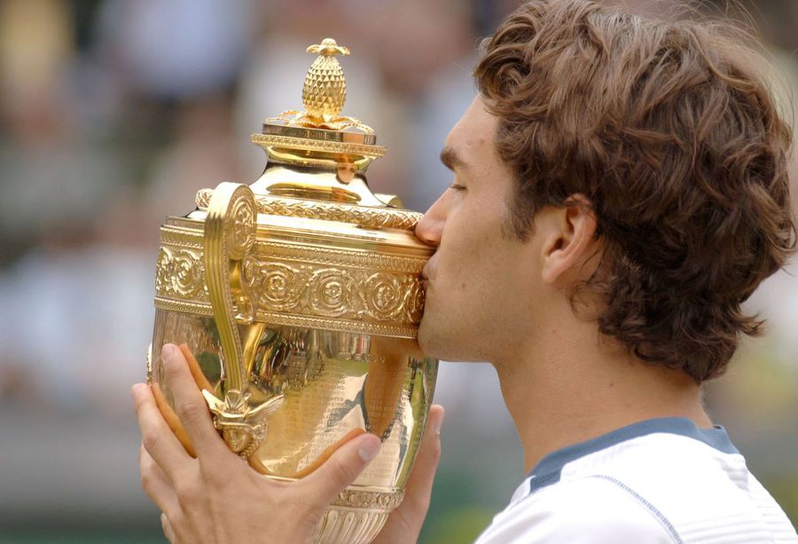 Roger Federer cu trofeul de la Wimbledon în 2005 Foto: Imago Images Campionul en-titre de la Wimbledon își dorește trofeul, nu statistica: „Îmi este clar că nu trebuie să demonstrez nimic nimănui”