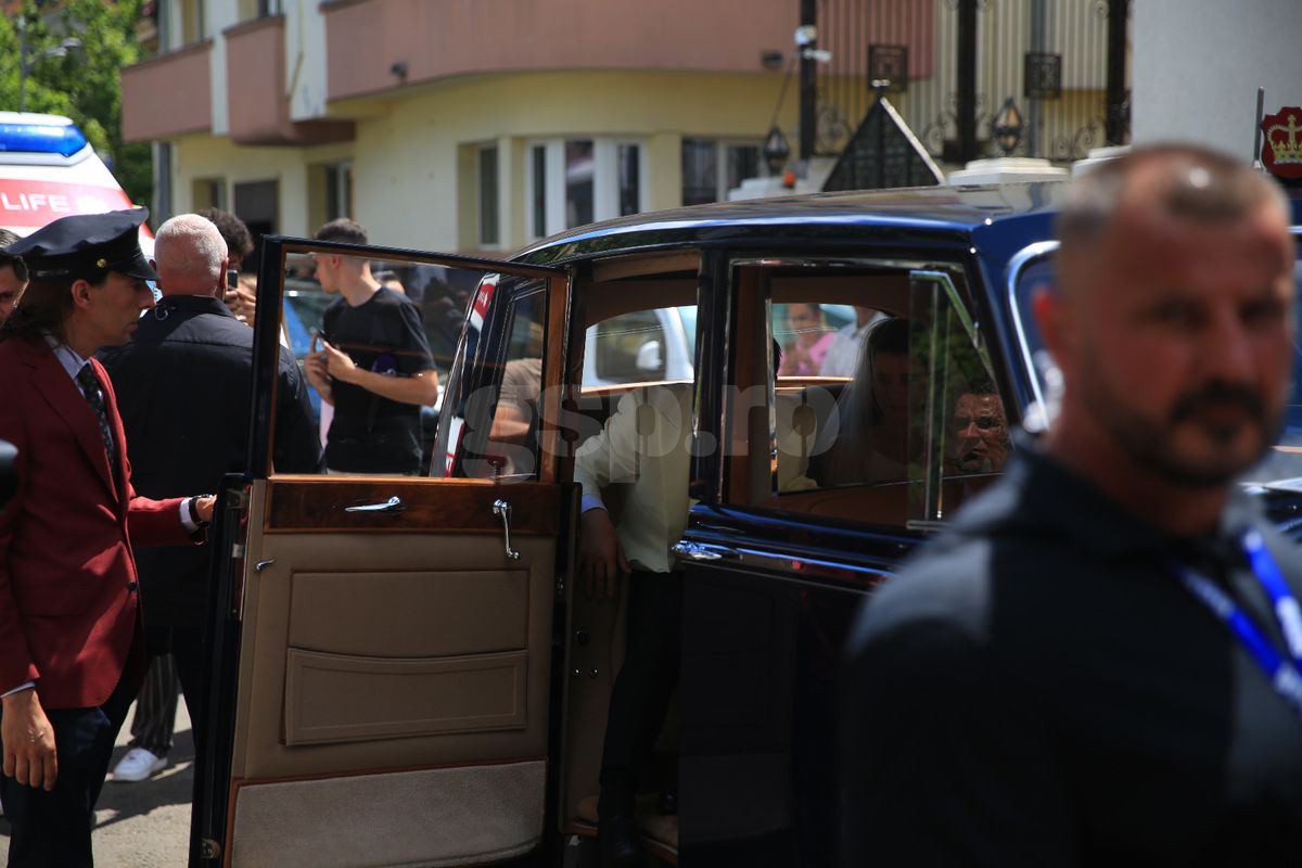 Doar 18 în toată lumea! Cu ce mașină au ajuns Kira Hagi și Thomas Ferfelis la nuntă » Surpriză din partea lui Ion Țiriac