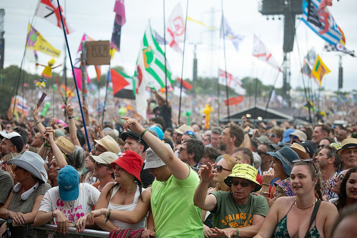 Glastonbury, festivalul favorit al lui Jamie Carragher, plin de controverse în 2025 » Peste 200.000 de participanți: sute de steaguri ale Palestinei, femei în costume provocatoare și un mesaj scandalos