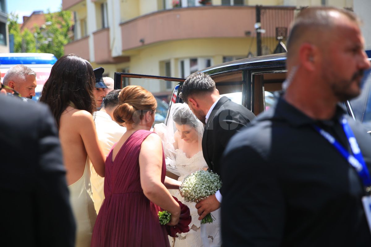 Kira Hagi și Thomas Ferfelis s-au căsătorit religios » În ce mașină au venit la eveniment: imagini tari cu Ianis și verișoara Maria