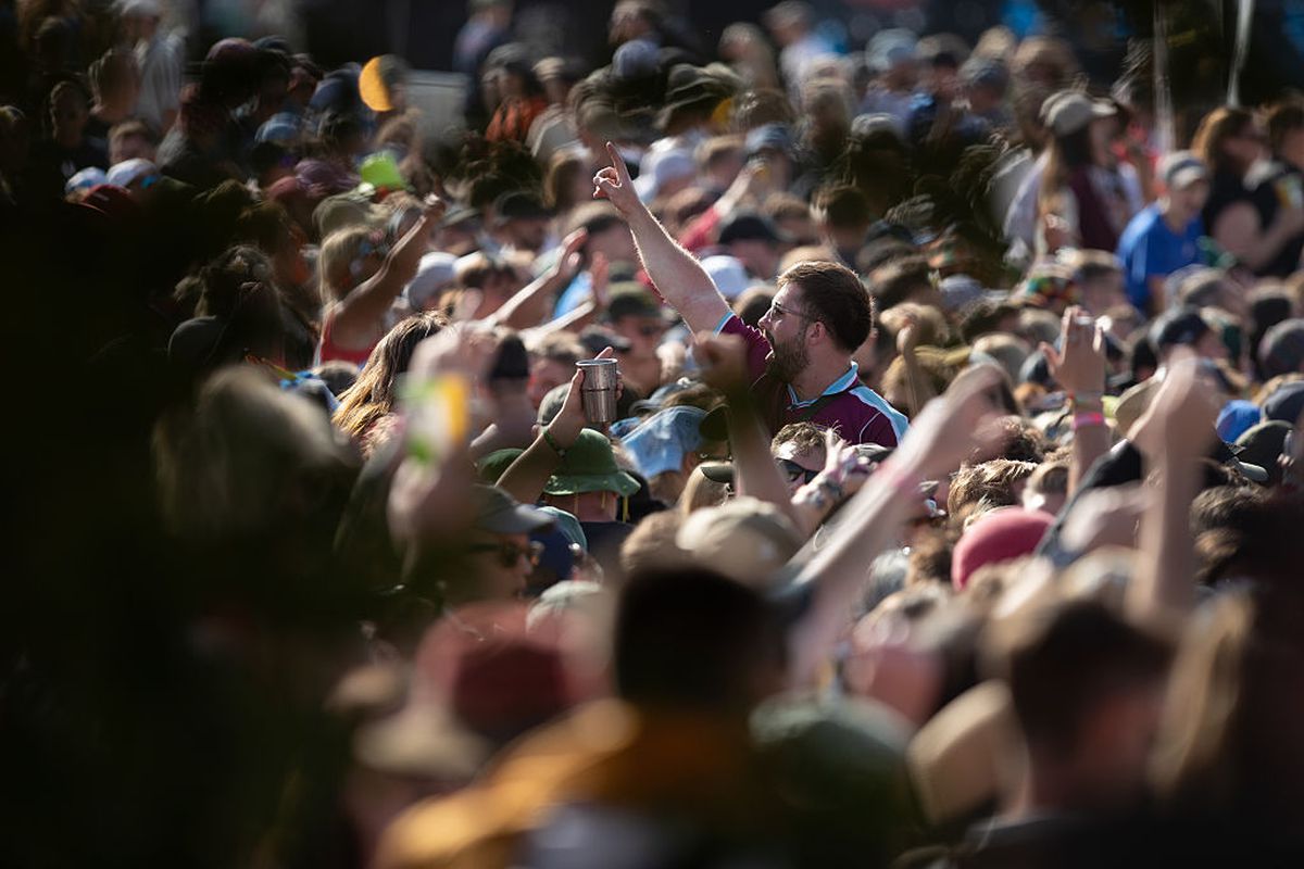 Glastonbury, festivalul favorit al lui Jamie Carragher, plin de controverse în 2025 » Peste 200.000 de participanți: sute de steaguri ale Palestinei, femei în costume provocatoare și un mesaj scandalos