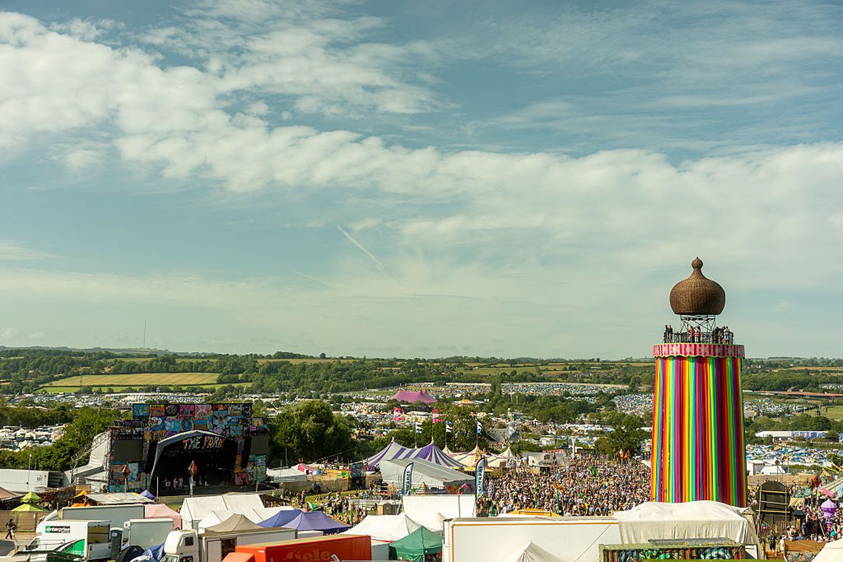 Glastonbury, festivalul favorit al lui Jamie Carragher, plin de controverse în 2025 » Peste 200.000 de participanți: sute de steaguri ale Palestinei, femei în costume provocatoare și un mesaj scandalos