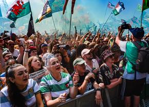 Glastonbury, festivalul favorit al lui Jamie Carragher, plin de controverse în 2025 » Peste 200.000 de participanți: sute de steaguri ale Palestinei, femei în costume provocatoare și un mesaj scandalos