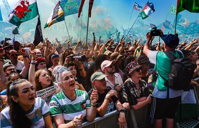 Glastonbury, festivalul favorit al lui Jamie Carragher, plin de controverse în 2025 » Peste 200.000 de participanți: sute de steaguri ale Palestinei, femei în costume provocatoare și un mesaj scandalos
