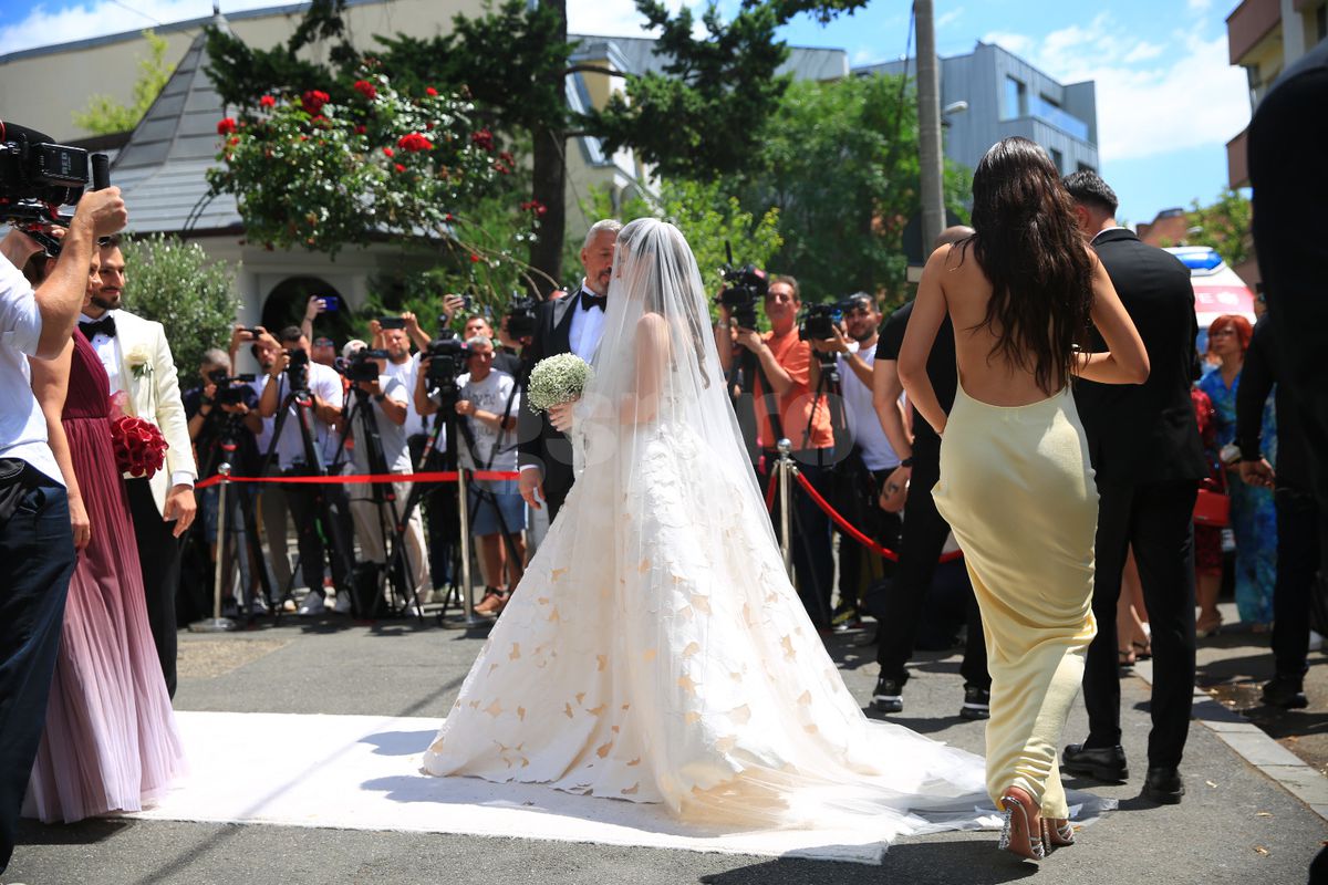 Kira Hagi și Thomas Ferfelis s-au căsătorit religios » În ce mașină au venit la eveniment: imagini tari cu Ianis și verișoara Maria