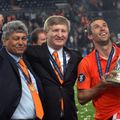 Cei trei oameni influenți de la Șahtior în 2009, când echipa a cucerit Cupa UEFA: Darijo Srna, Rinat Akhmetov și Mircea Lucescu