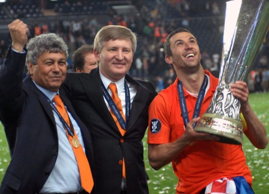 Cei trei oameni influenți de la Șahtior în 2009, când echipa a cucerit Cupa UEFA: Darijo Srna, Rinat Akhmetov și Mircea Lucescu A murit Mircea Lucescu » Maestru al fotbalului, arhitect al tacticii moderne, unul dintre cei mai titrați antrenori din istorie