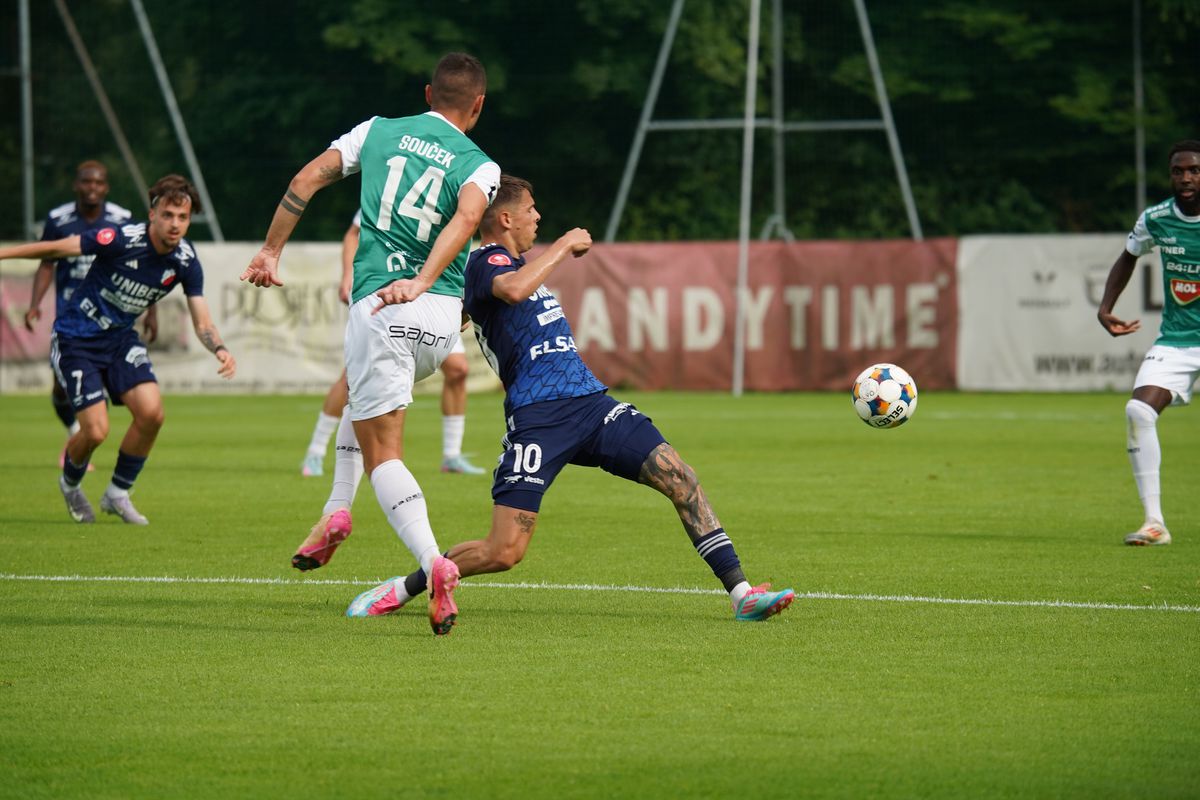 Mărturie halucinantă în scandalul-monstru din Superliga: „A intrat peste jucător în cameră și l-a îmbrâncit peste masă. Un ciob i-a intrat în spate, îi putea fi fatal!”