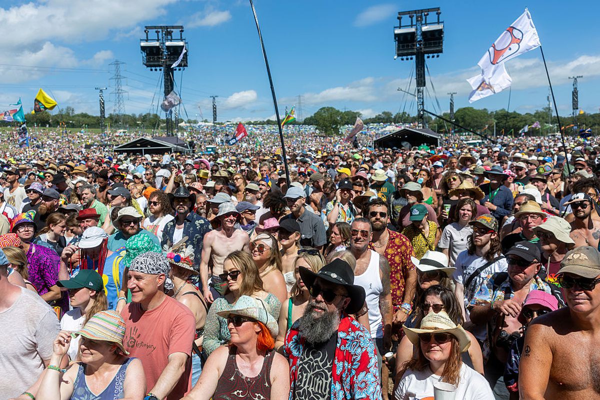 Glastonbury, festivalul favorit al lui Jamie Carragher, plin de controverse în 2025 » Peste 200.000 de participanți: sute de steaguri ale Palestinei, femei în costume provocatoare și un mesaj scandalos
