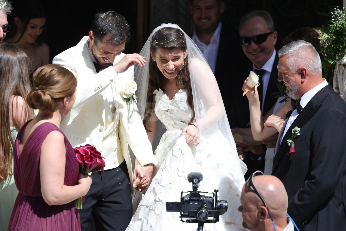 Kira Hagi și Thomas Ferfelis s-au căsătorit religios » În ce mașină au venit la eveniment: imagini tari cu Ianis și verișoara Maria