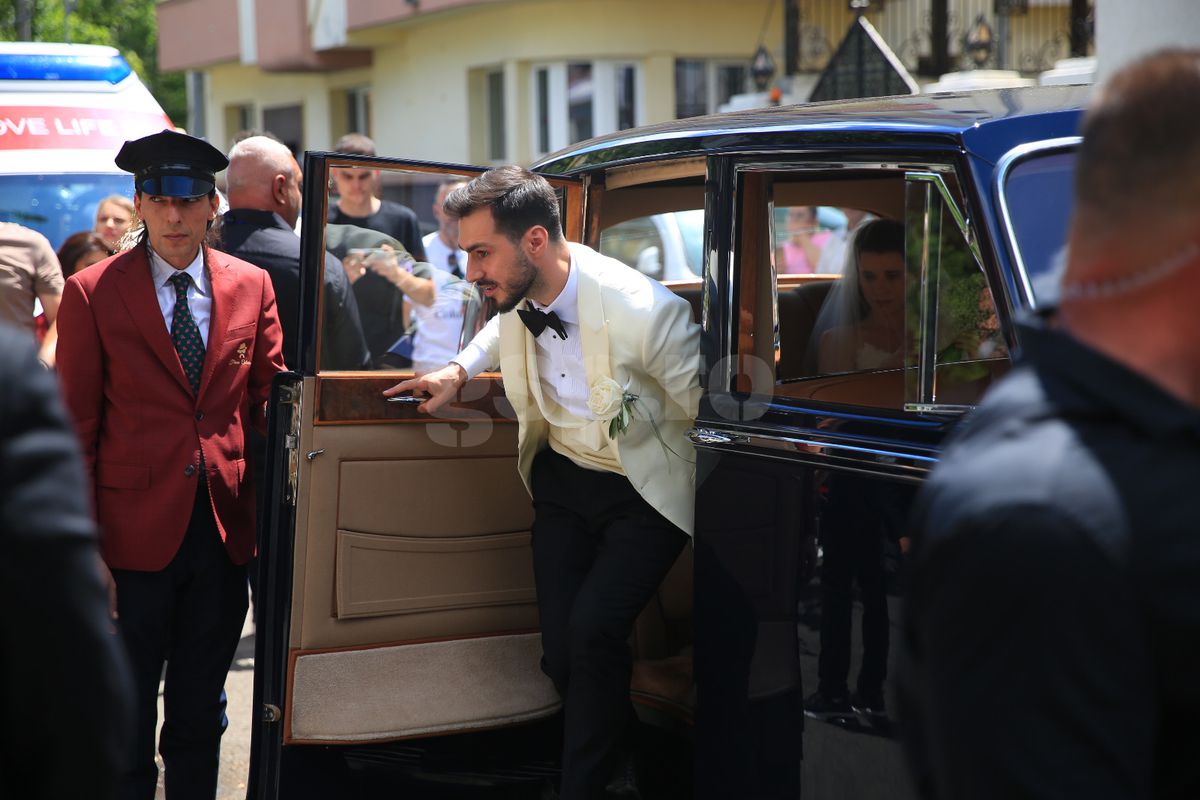 Kira Hagi și Thomas Ferfelis s-au căsătorit religios » În ce mașină au venit la eveniment: imagini tari cu Ianis și verișoara Maria