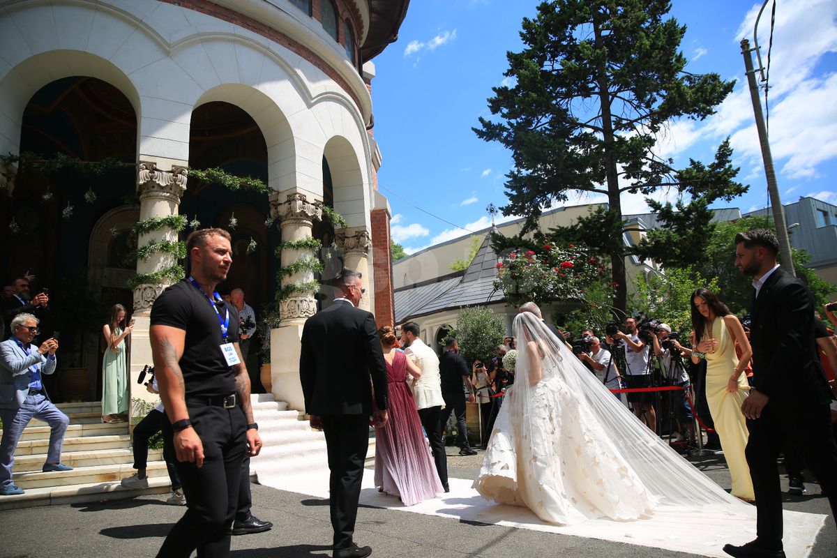 Kira Hagi și Thomas Ferfelis s-au căsătorit religios » În ce mașină au venit la eveniment: imagini tari cu Ianis și verișoara Maria