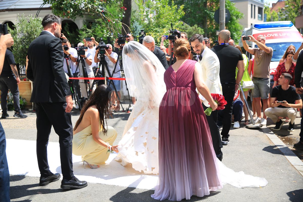 Kira Hagi și Thomas Ferfelis s-au căsătorit religios » În ce mașină au venit la eveniment: imagini tari cu Ianis și verișoara Maria