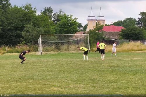 VIDEO Între timp, în România » Până și arbitrul s-a prăpădit de râs când l-a văzut cum a executat penalty-ul!