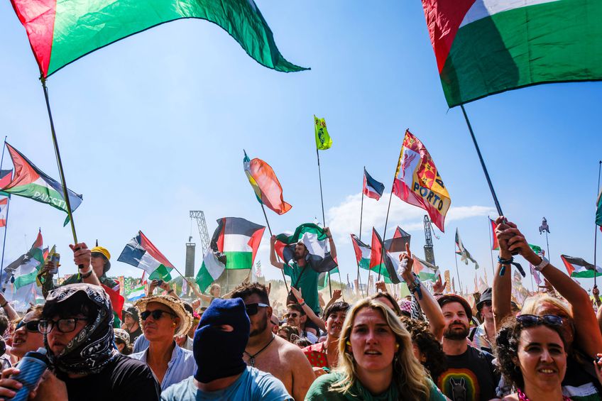 GALERIE FOTO Glastonbury, festivalul favorit al lui Jamie Carragher, plin de controverse în 2025 » Peste 200.000 de participanți: sute de steaguri ale Palestinei, femei în costume interzise și un mesaj scandalos