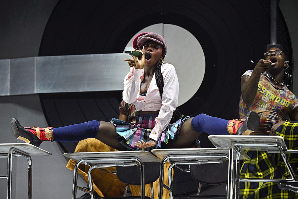 Glastonbury, festivalul favorit al lui Jamie Carragher, plin de controverse în 2025 » Peste 200.000 de participanți: sute de steaguri ale Palestinei, femei în costume provocatoare și un mesaj scandalos