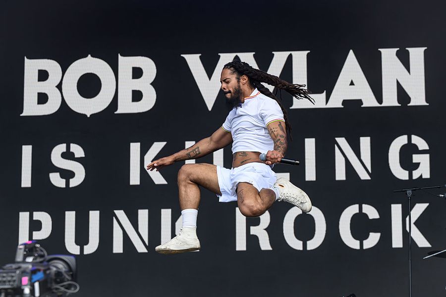 Bobby Vylan / FOTO: GettyImages Glastonbury, festivalul favorit al lui Jamie Carragher, plin de controverse în 2025 » Peste 200.000 de participanți: sute de steaguri ale Palestinei, femei în costume provocatoare și un mesaj scandalos