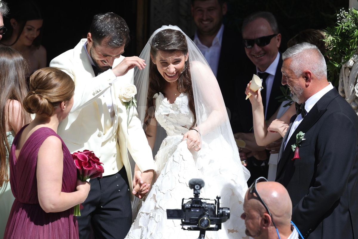 Kira Hagi și Thomas Ferfelis s-au căsătorit religios » În ce mașină au venit la eveniment: imagini tari cu Ianis și verișoara Maria