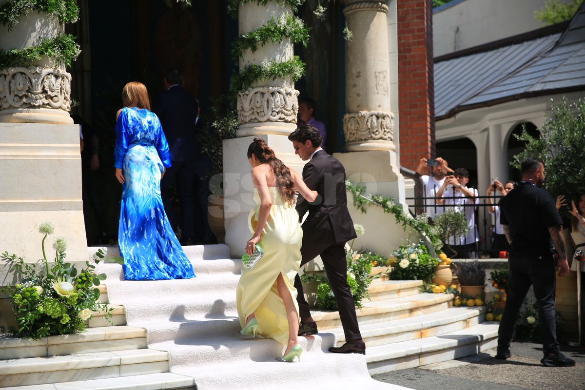 Kira Hagi și Thomas Ferfelis s-au căsătorit religios » În ce mașină au venit la eveniment: imagini tari cu Ianis și verișoara Maria