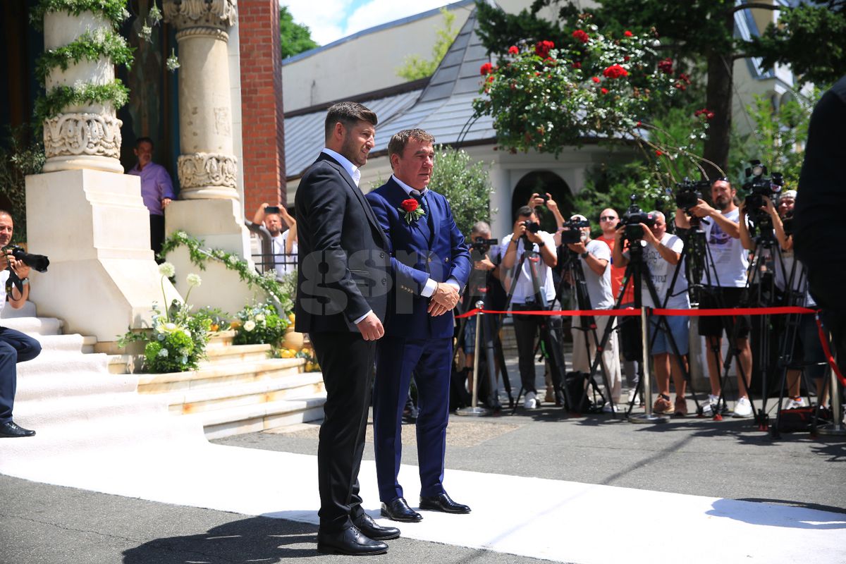 Kira Hagi și Thomas Ferfelis s-au căsătorit religios » În ce mașină au venit la eveniment: imagini tari cu Ianis și verișoara Maria