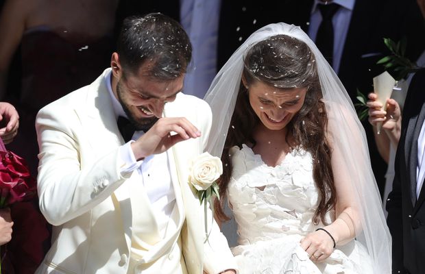 Kira Hagi și Thomas Ferfelis s-au căsătorit religios » În ce mașină au venit la eveniment: imagini tari cu Ianis și verișoara Maria