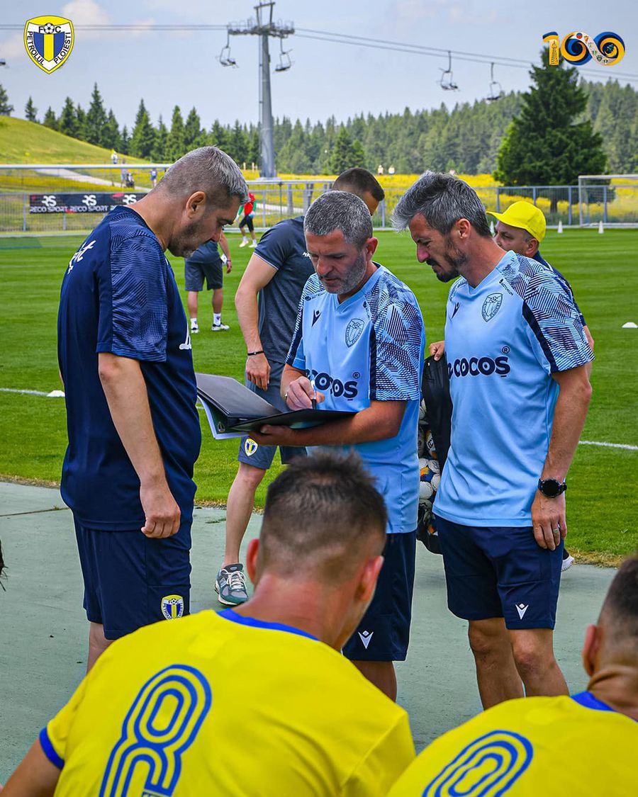 Liviu Ciobotariu (stânga) și staff-ul său vor avea parte de un sezon complicat pe banca Petrolului. Foto: facebook/fcpetrolul Alt sezon, altă distracție! Petrolul umblă la contractele jucătorilor: „Am redus!” + Cum arată clauzele de bonus pentru campionatul viitor