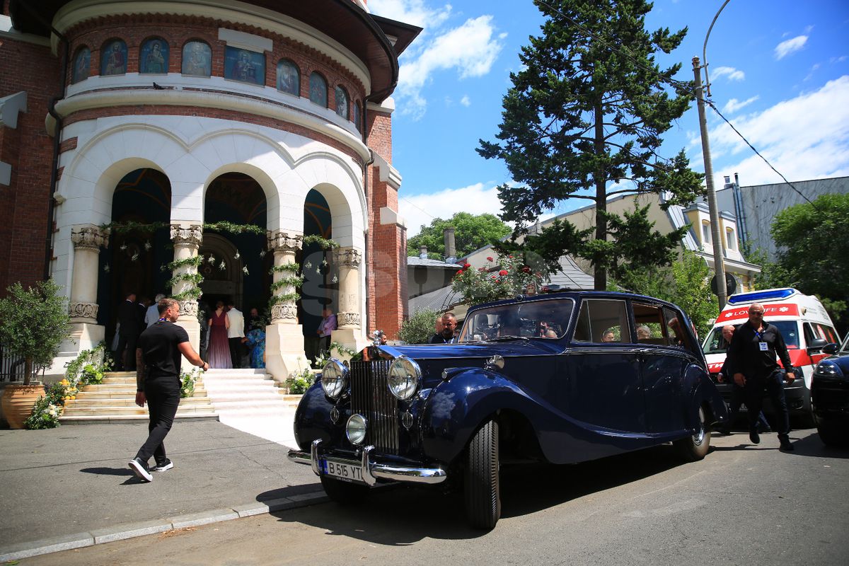 Doar 18 în toată lumea! Cu ce mașină au ajuns Kira Hagi și Thomas Ferfelis la nuntă » Surpriză din partea lui Ion Țiriac