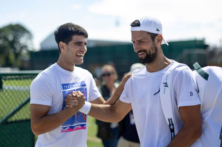 Carlos Alcaraz și Novak Djokovic la Wimbledon Foto: AELTC / Ian Walton Campionul en-titre de la Wimbledon își dorește trofeul, nu statistica: „Îmi este clar că nu trebuie să demonstrez nimic nimănui”