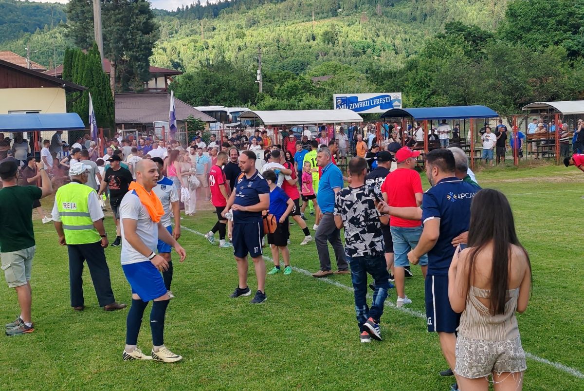 Trei jucători cu peste 150 de meciuri în „A” au pus umărul la o promovare istorică în Liga 3! + Fostul vârf al lui Rotaru s-a retras după meci și își începe misiunea penticostală: „Un drum în care cred cu tărie”