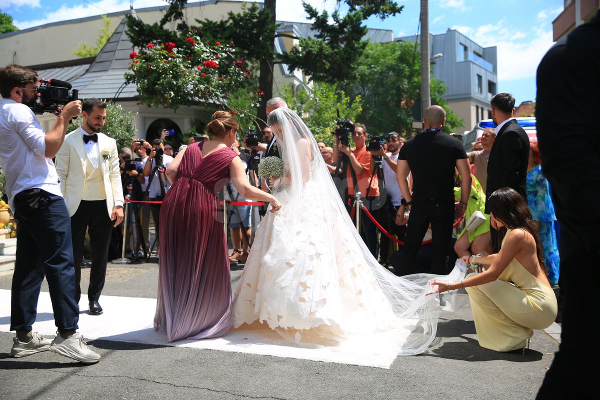 Kira Hagi și Thomas Ferfelis s-au căsătorit religios » În ce mașină au venit la eveniment: imagini tari cu Ianis și verișoara Maria