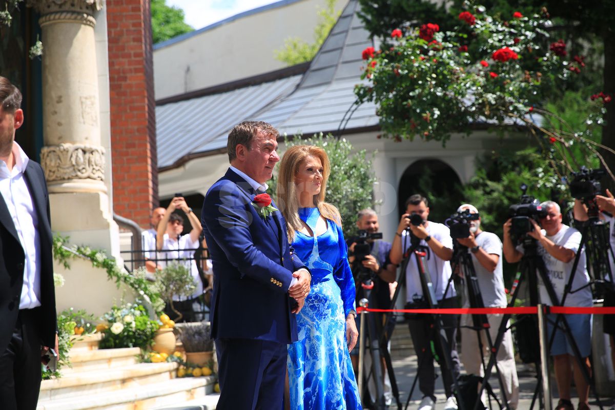 Kira Hagi și Thomas Ferfelis s-au căsătorit religios » În ce mașină au venit la eveniment: imagini tari cu Ianis și verișoara Maria