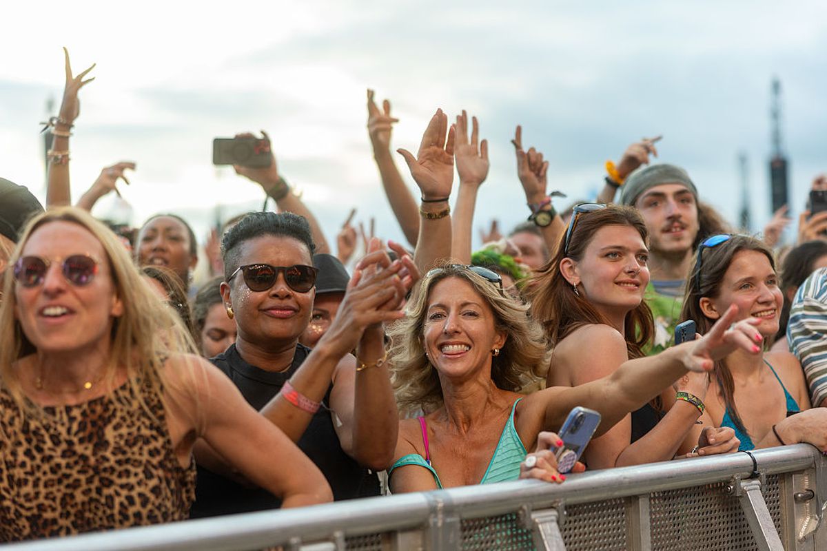 Glastonbury, festivalul favorit al lui Jamie Carragher, plin de controverse în 2025 » Peste 200.000 de participanți: sute de steaguri ale Palestinei, femei în costume provocatoare și un mesaj scandalos