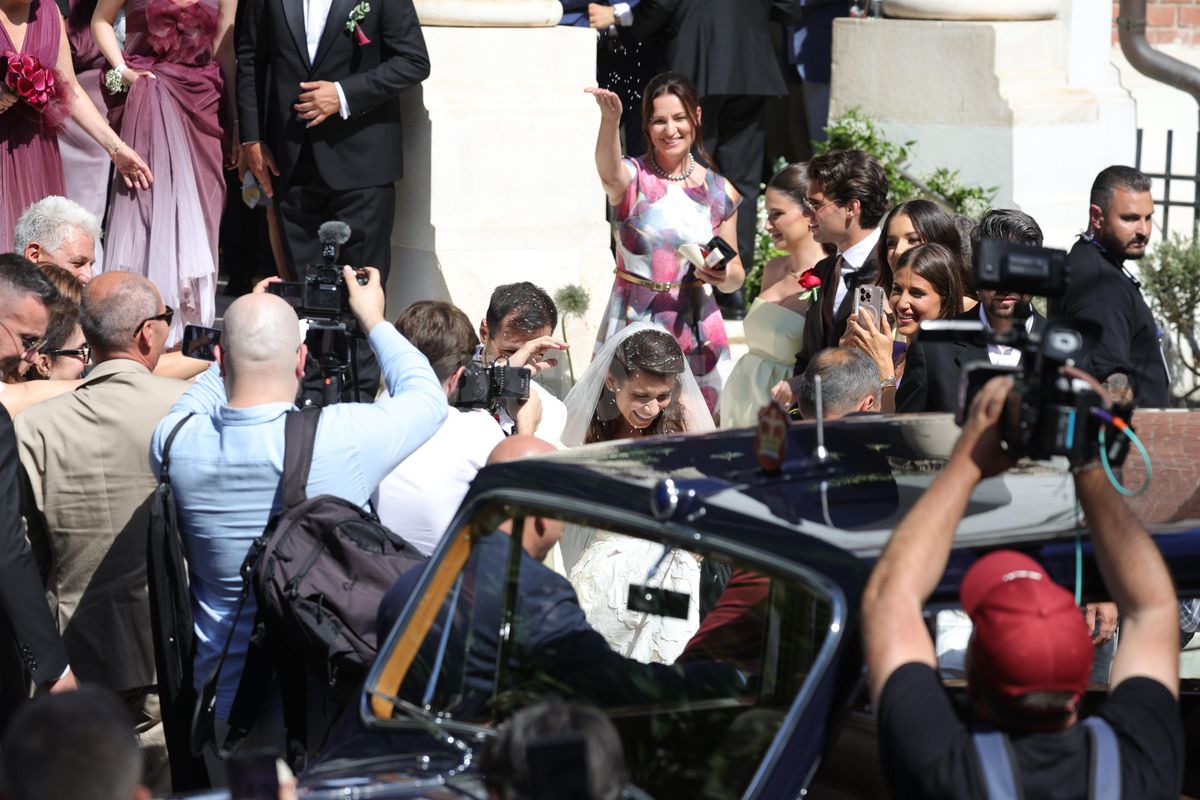 Kira Hagi și Thomas Ferfelis s-au căsătorit religios » În ce mașină au venit la eveniment: imagini tari cu Ianis și verișoara Maria