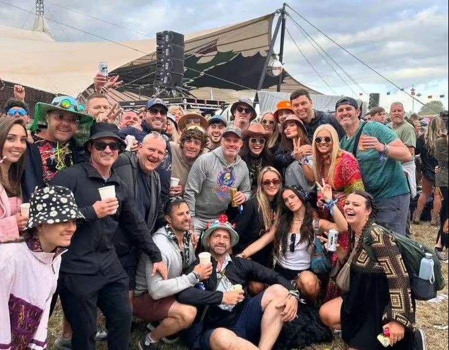 Jamie Carragher, la ediția din 2024 Glastonbury, festivalul favorit al lui Jamie Carragher, plin de controverse în 2025 » Peste 200.000 de participanți: sute de steaguri ale Palestinei, femei în costume provocatoare și un mesaj scandalos