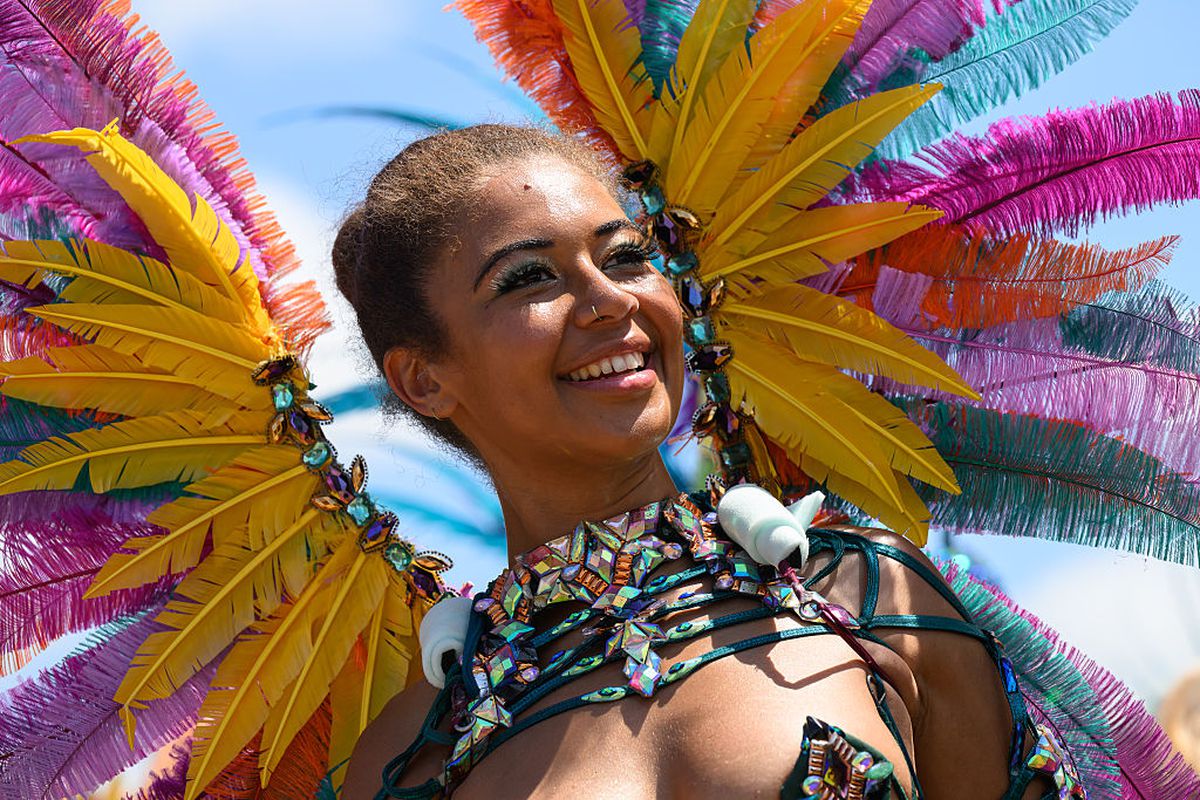 Glastonbury, festivalul favorit al lui Jamie Carragher, plin de controverse în 2025 » Peste 200.000 de participanți: sute de steaguri ale Palestinei, femei în costume provocatoare și un mesaj scandalos