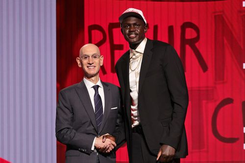 Khaman Maluach a plâns în momentul în care a fost draftat de Houston Rockets și dat la schimb către Phoenix Suns. Foto: X