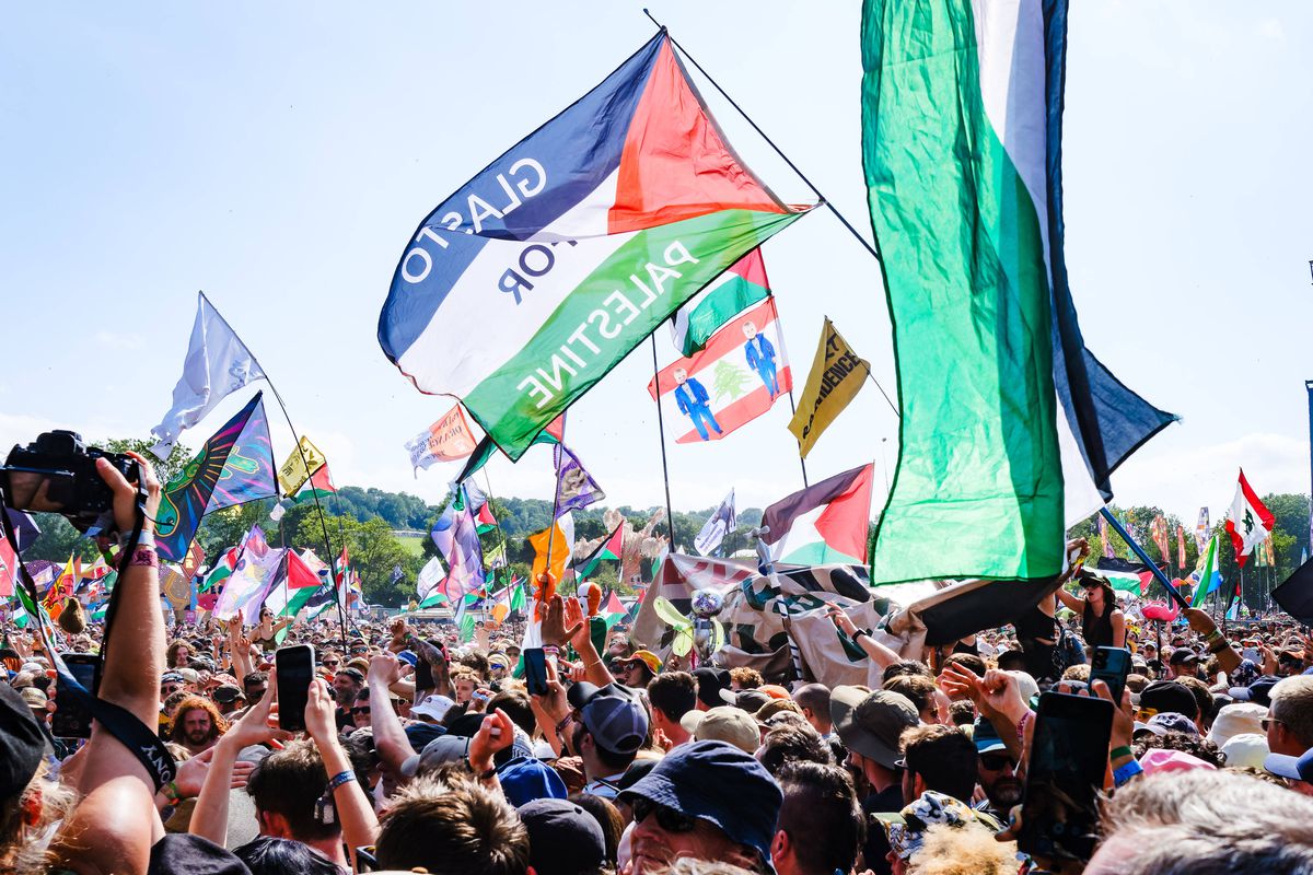 Glastonbury, festivalul favorit al lui Jamie Carragher, plin de controverse în 2025 » Peste 200.000 de participanți: sute de steaguri ale Palestinei, femei în costume provocatoare și un mesaj scandalos