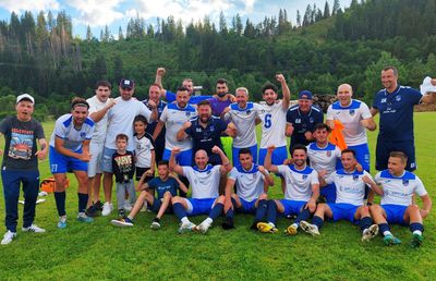 Trei jucători cu peste 150 de meciuri în „A” au pus umărul la o promovare istorică în Liga 3! + Fostul vârf al lui Rotaru s-a retras după meci și își începe misiunea penticostală: „Un drum în care cred cu tărie”