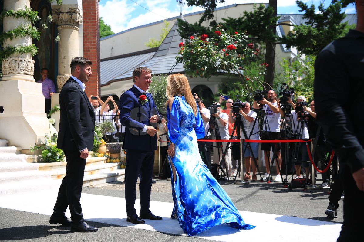 Kira Hagi și Thomas Ferfelis s-au căsătorit religios » În ce mașină au venit la eveniment: imagini tari cu Ianis și verișoara Maria