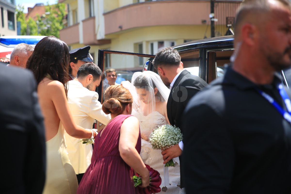 Kira Hagi și Thomas Ferfelis s-au căsătorit religios » În ce mașină au venit la eveniment: imagini tari cu Ianis și verișoara Maria